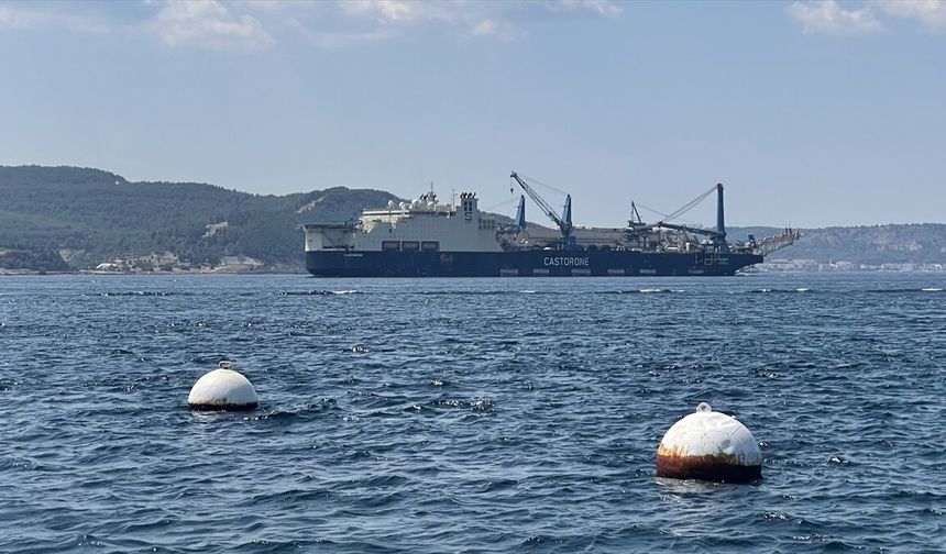Derin denizde boru döşeme gemisi 'Castorone' Çanakkale Boğazı'ndan geçti