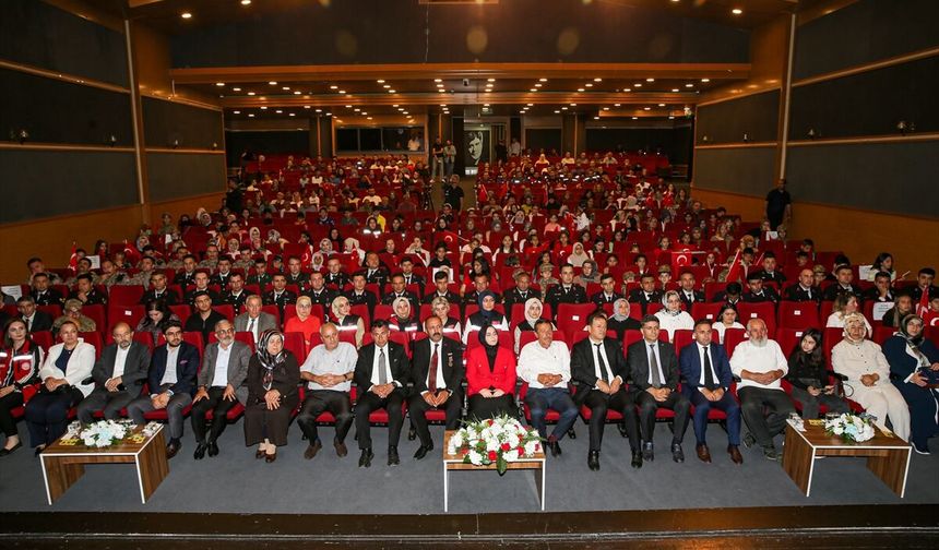 Erzurum'da devlet korumasındaki çocuklar, '15 Temmuz Destanı'nı tiyatroda sergiledi