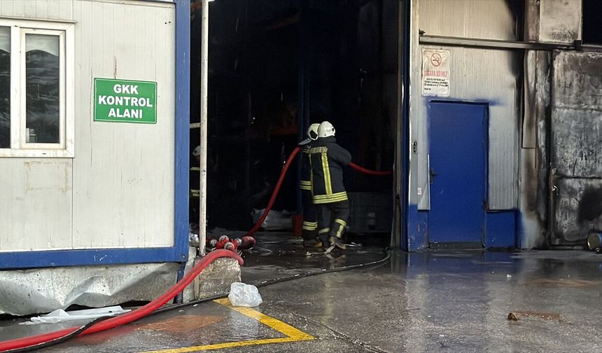 Eskişehir'de bir fabrikada çıkan yangında 4 işçi dumandan etkilendi