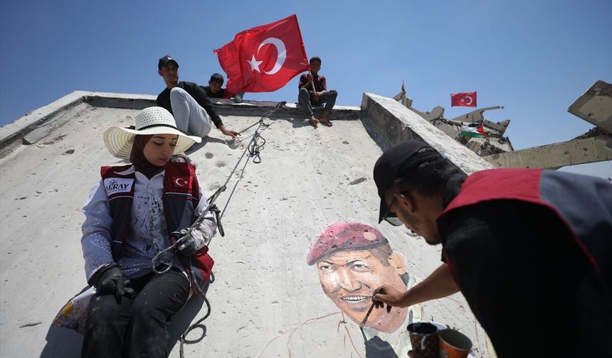 Gazzeli gençler, Şehit Ömer Halisdemir'i duvar resmiyle andı