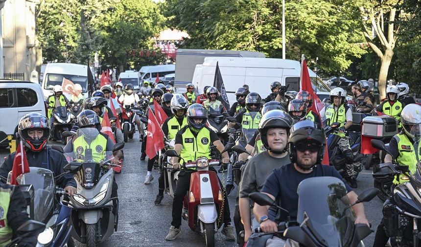 İstanbul'da motosikletçiler 15 Temmuz şehitleri için konvoy oluşturdu