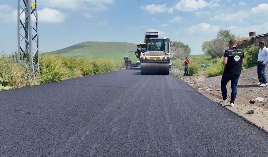 Kars'ta köy yolları yenileniyor
