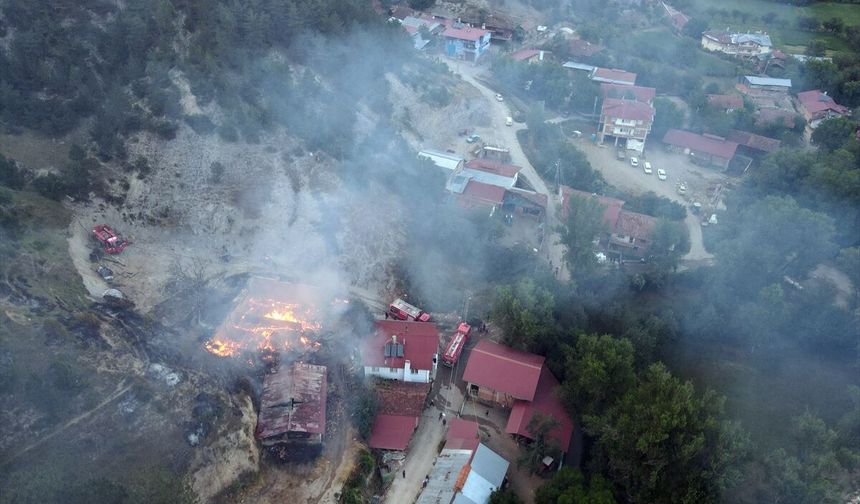 Kastamonu'da bir evde çıkan yangın ormanlık alana sıçradı