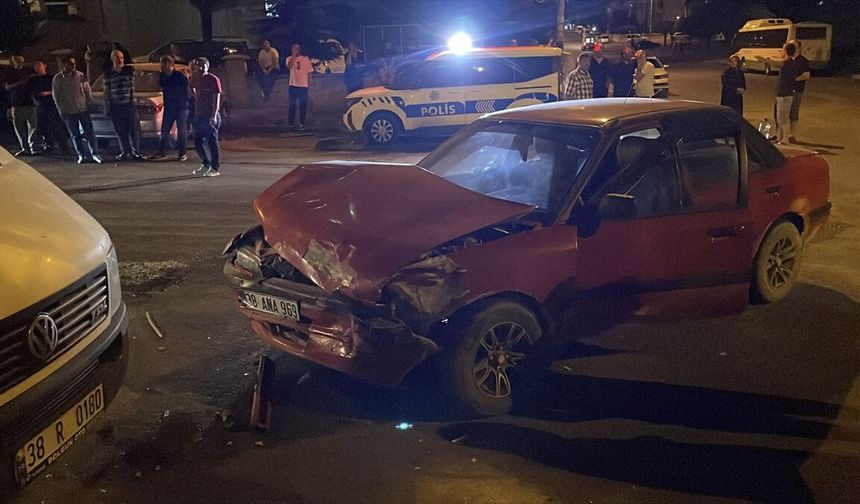 Kayseri'de otomobil ile hafif ticari aracın çarpıştığı kazada 3 kişi yaralandı