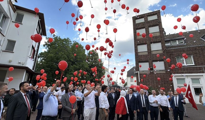 Köln'de 15 Temmuz şehitlerinin isimlerinin yazılı olduğu ay-yıldızlı balonlar gökyüzüne bırakıldı