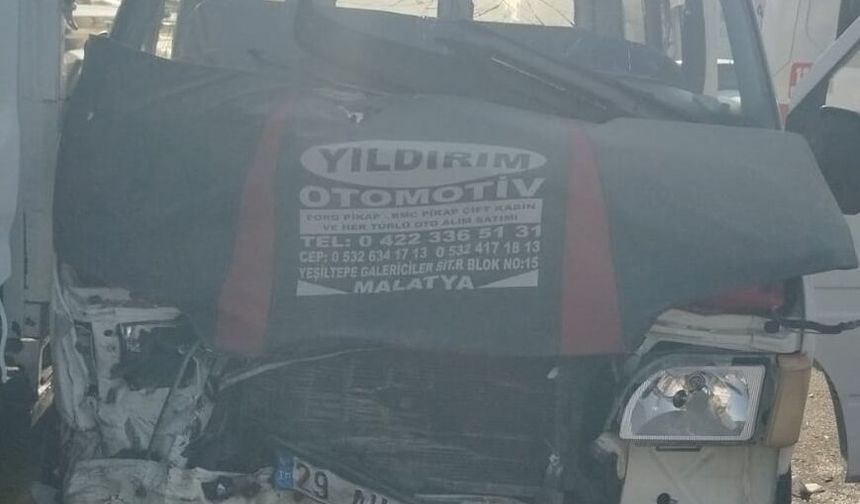 Malatya'da minibüs ile kamyonet çarpıştı, 6 kişi yaralandı