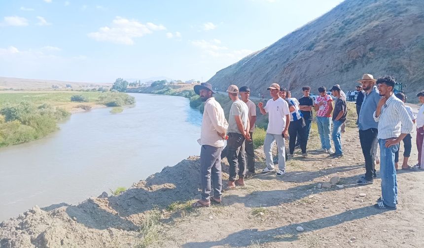 Muş'ta akarsuya düşen iki kardeşten biri öldü, diğeri aranıyor