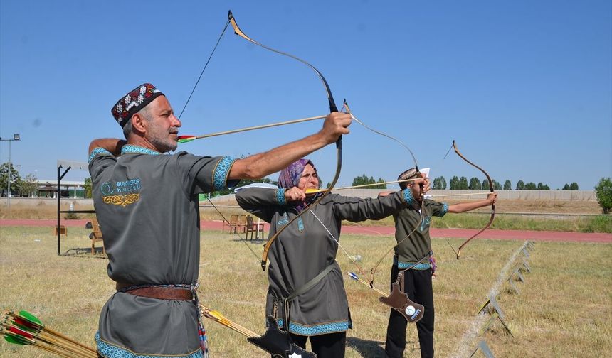 Oğullarının başladığı okçuluk ailece ortak tutkuları oldu