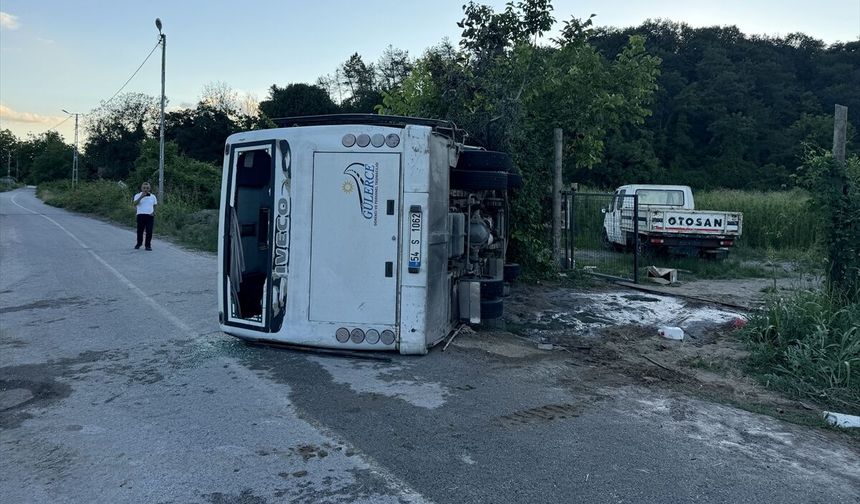Sakarya'da 13 kişinin yaralandığı trafik kazası araç kamerasında