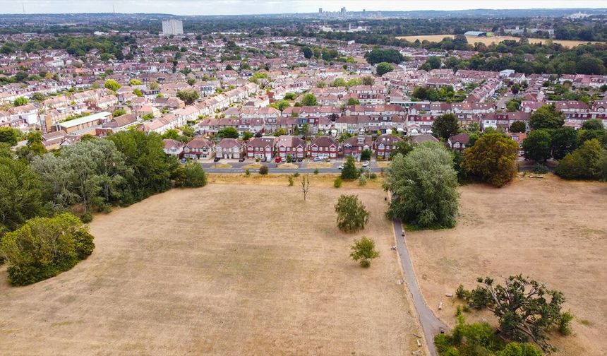 Londra'nın sararan yüzü havadan görüntülendi