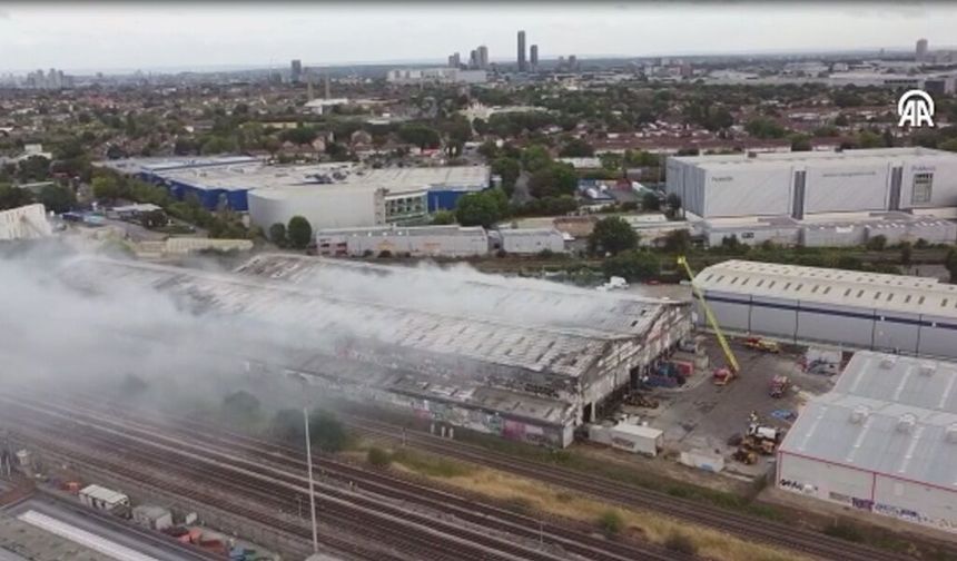 Neasden yangını havadan böyle görüntülendi