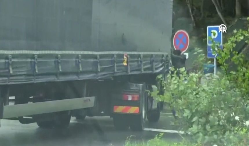 İngiltere’ye geçmek isteyen göçmenler hareket halindeki tırlara atladı