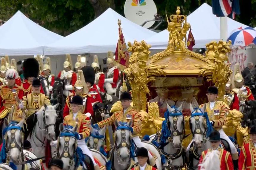 Kral 3. Charles tacını törenle giydi