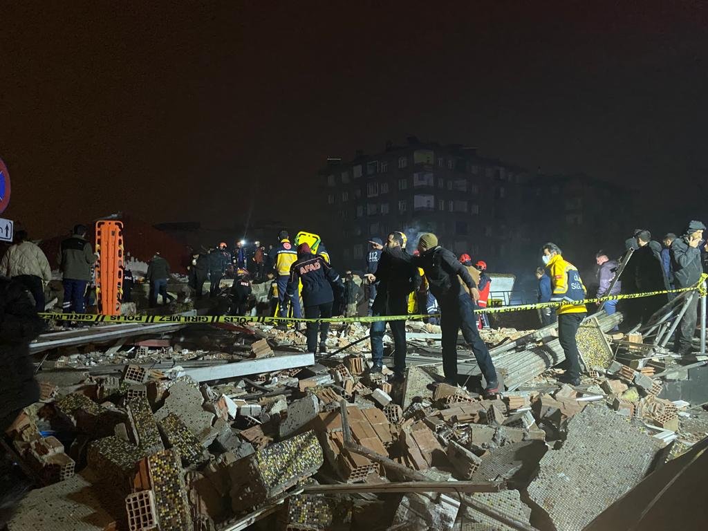 Kahramanmaraş’ın Pazarcık ilçesinde saat 04.17’de 7.7 büyüklüğünde deprem meydana geldi. 