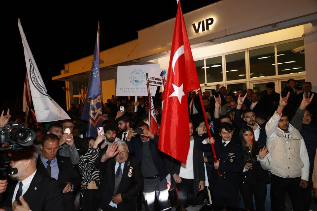 KKTC halkı, Cumhurbaşkanı Ersin Tatar‘ı Londra dönüşü sevgiyle karşıladı