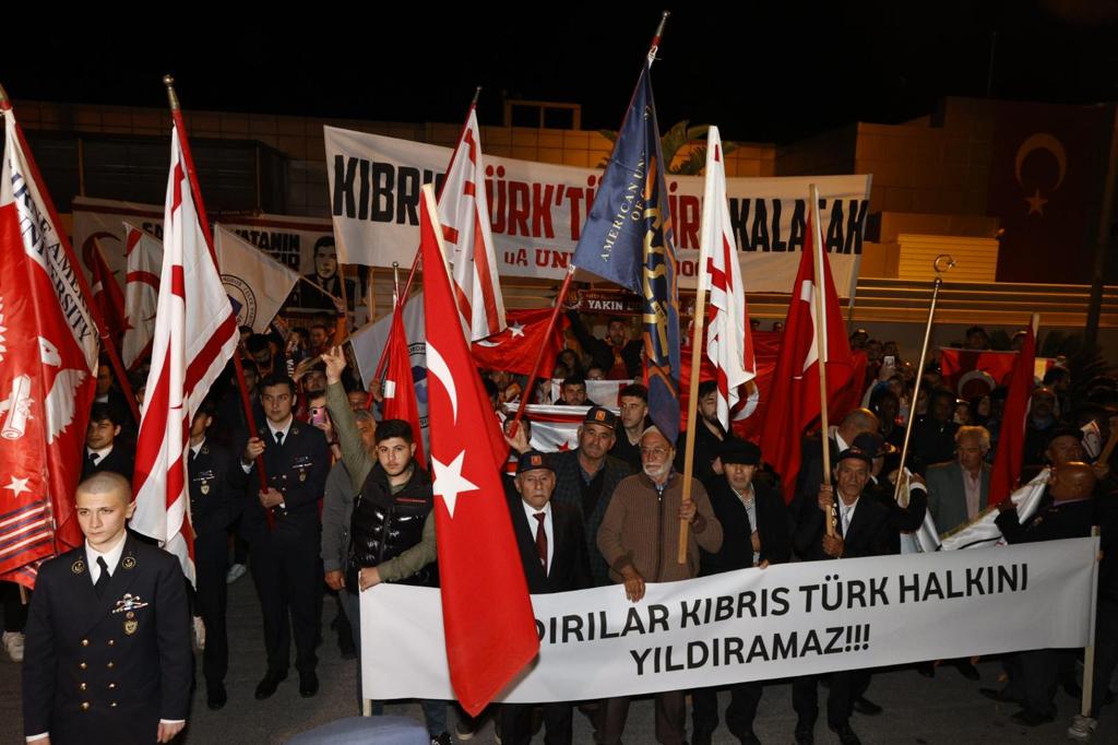KKTC halkı, Cumhurbaşkanı Ersin Tatar‘ı Londra dönüşü sevgiyle karşıladı