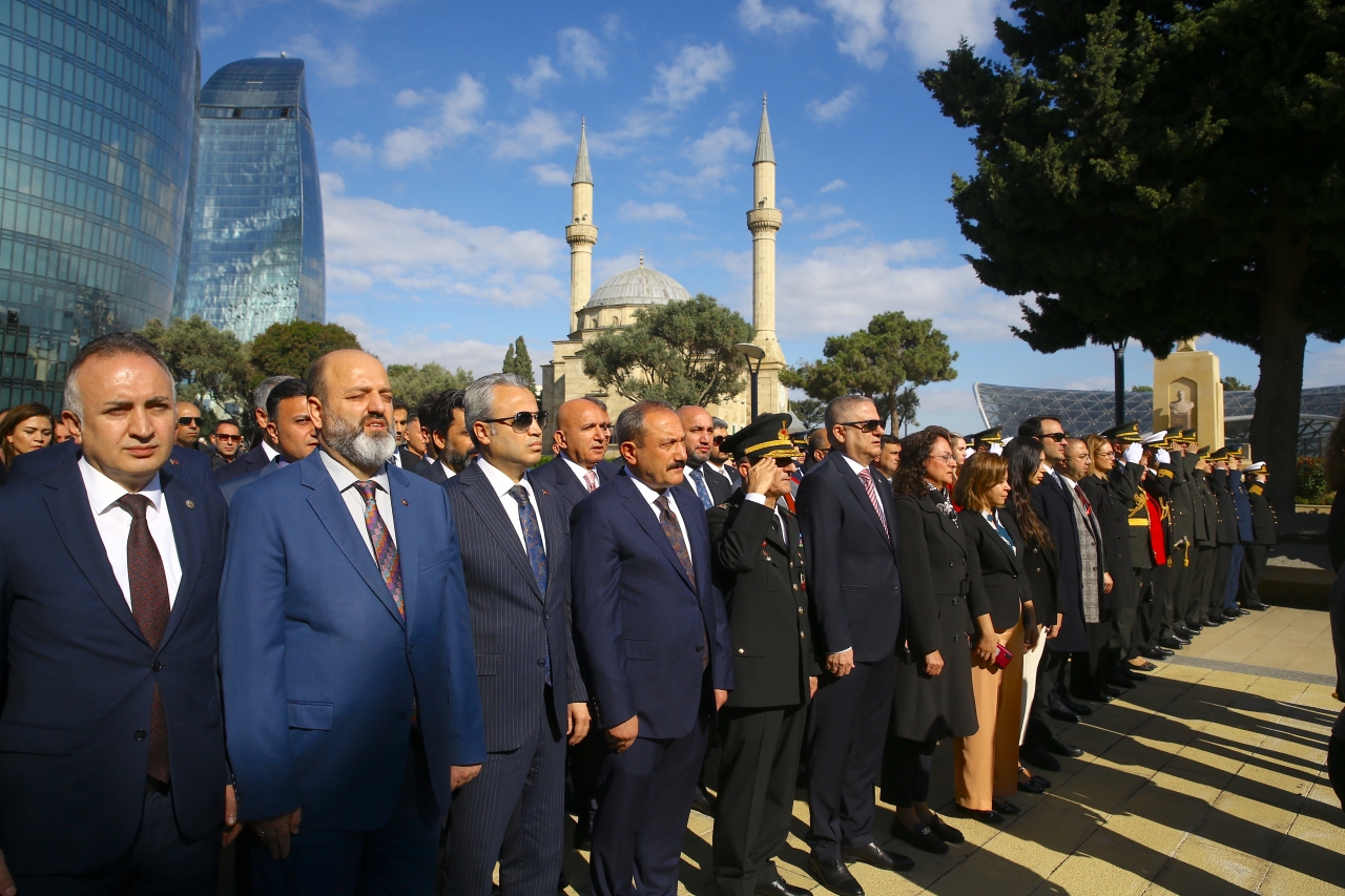 Bakü Türk Şehitliği'nde Türkiye Cumhuriyeti'nin 101. yılı dolayısıyla tören düzenlendi