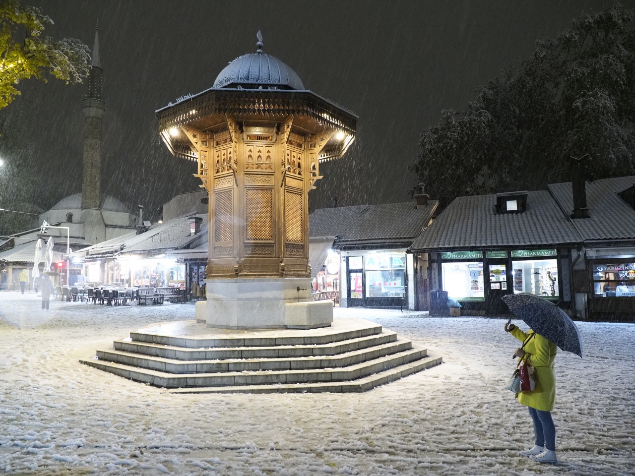 Bosna Hersek'in başkenti Saraybosna'da kar etkili oldu