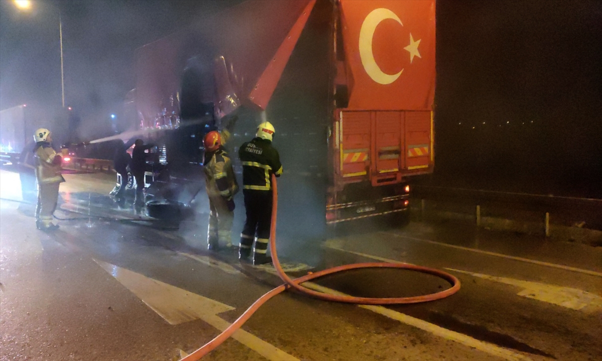 Bursa'da domates yüklü kamyonda çıkan yangın söndürüldü