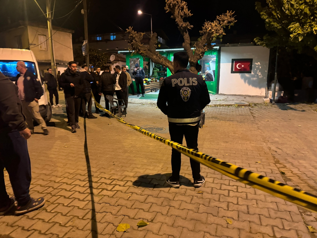 İzmir Seferihisar'da polis ekibine silahlı saldırı