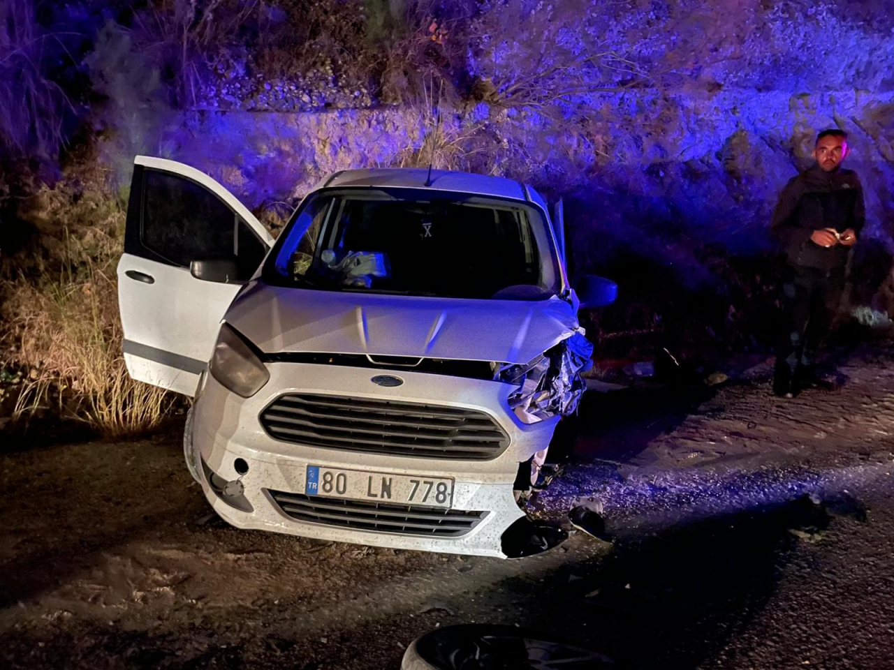 Osmaniye'de hafif ticari araç ile otomobilin çarpıştığı kazada 4 kişi yaralandı