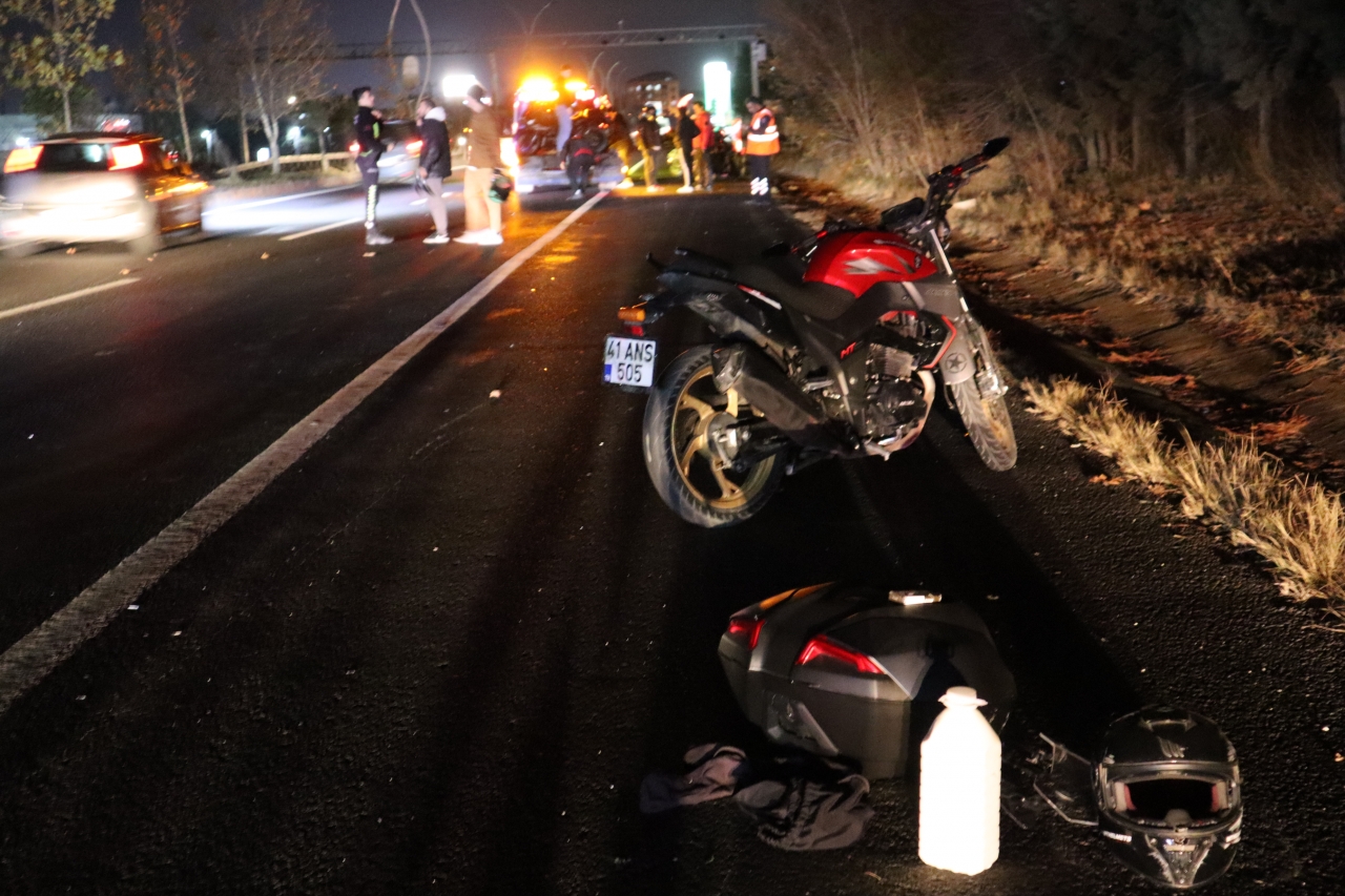 Tekirdağ'da yola devrilen aydınlatma direğine çarpan 3 motosikletin sürücüsü yaralandı