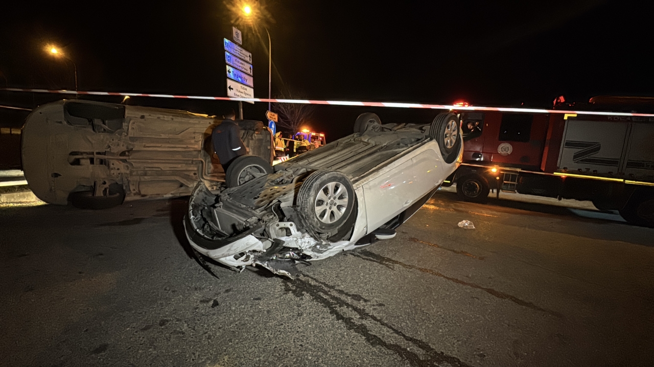 Kocaeli'de hafif ticari araç ile otomobilin çarpıştığı kazada 4 kişi yaralandı