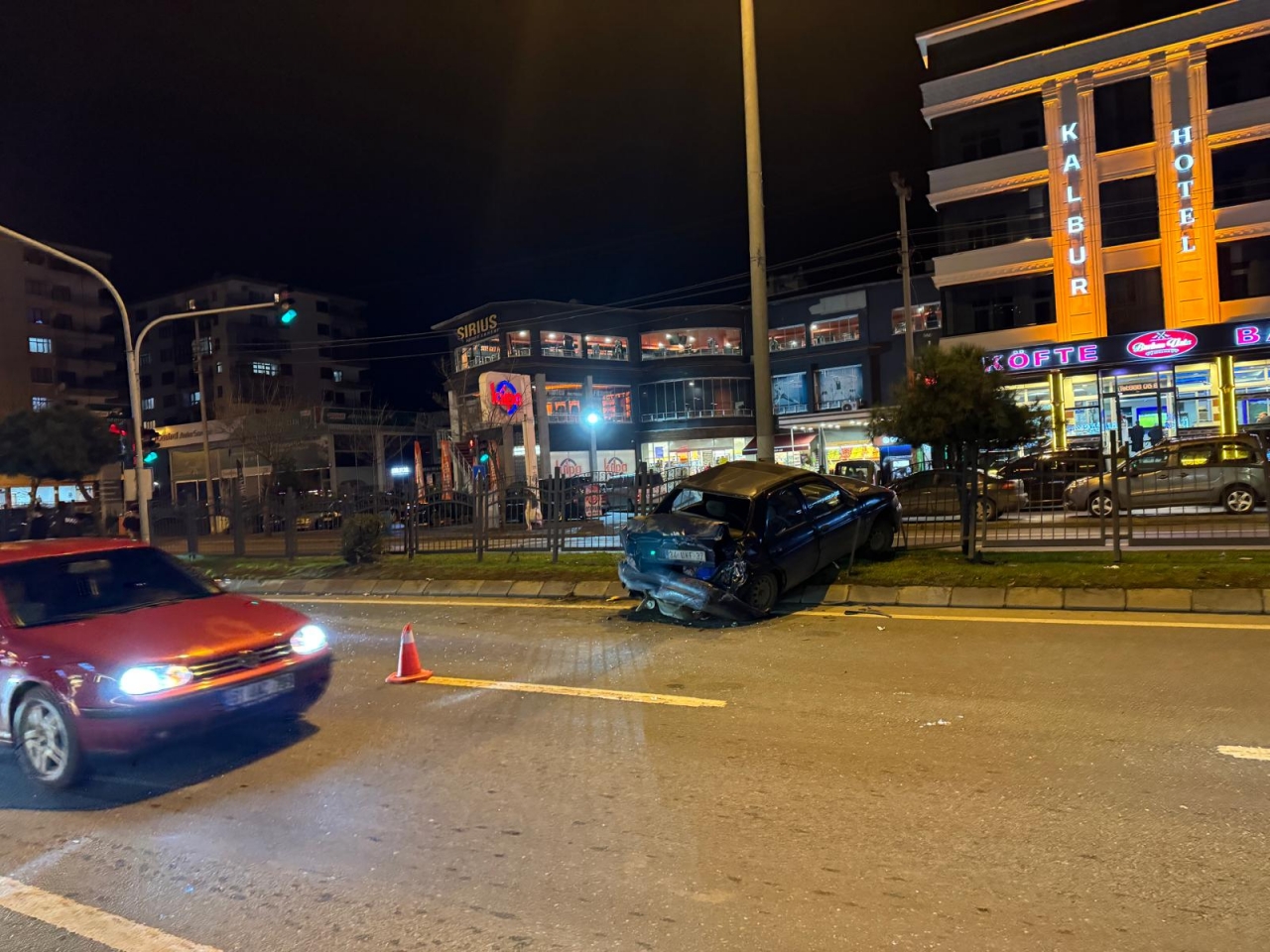 Trabzon'da tırın çarptığı otomobilin sürücüsü yaralandı