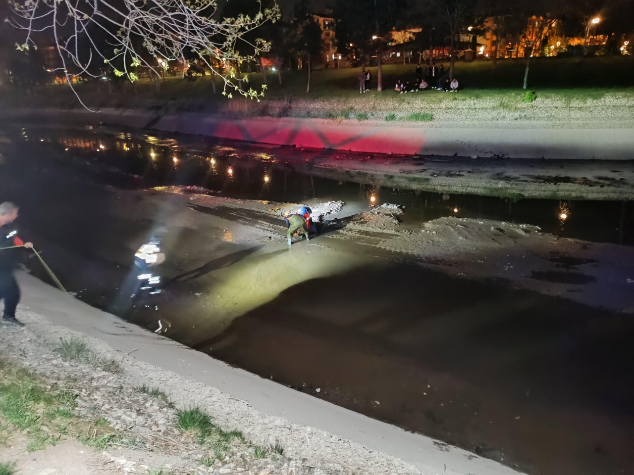 Eskişehir'de Porsuk Çayı'na düşen kişi kurtarıldı