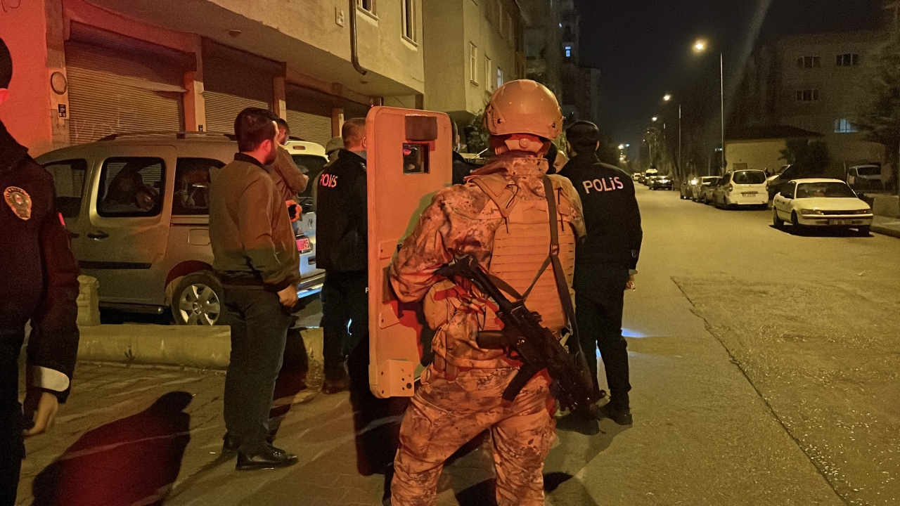 Kayseri'de kendini eve kilitleyen silahlı kişi, polis ekiplerince ikna edildi