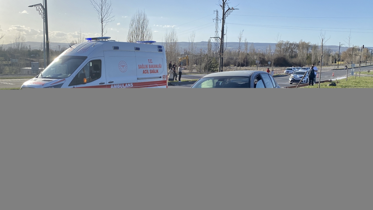 Sivas'ta otomobiller çarpıştı, 2'si çocuk 4 kişi yaralandı