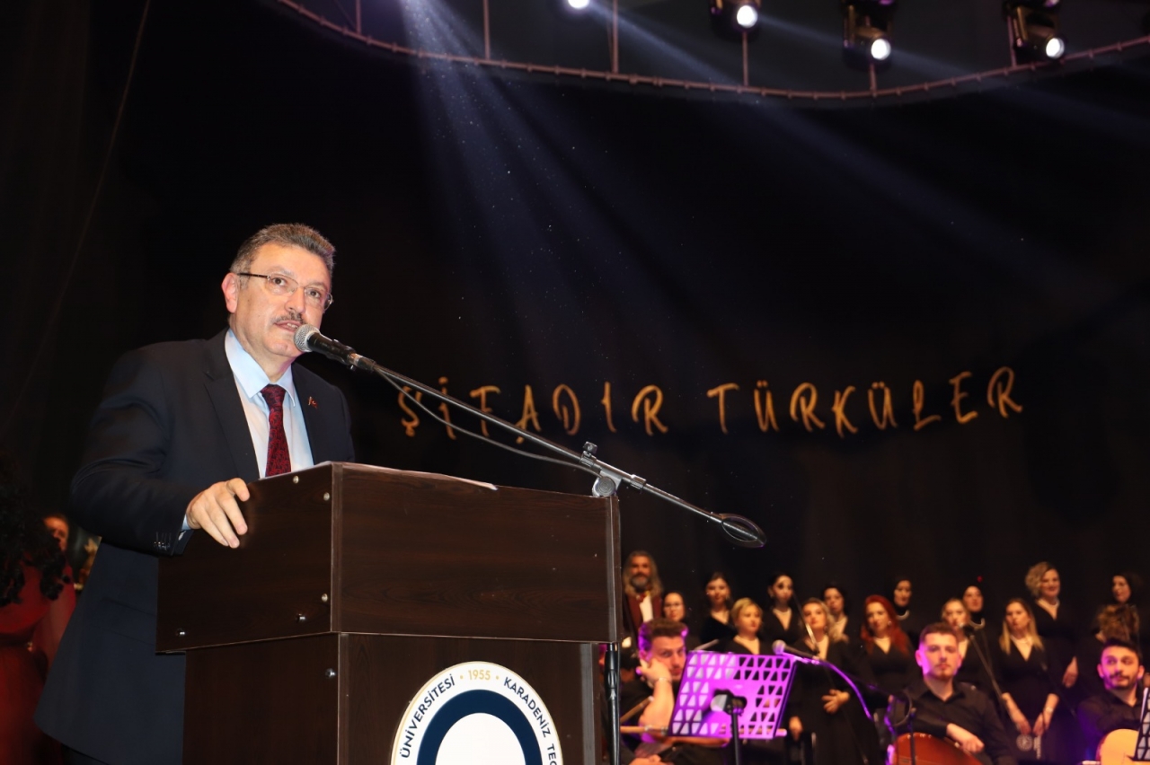 Trabzon'da sağlıkçılardan oluşan koro Türk halk müziği konseri verdi