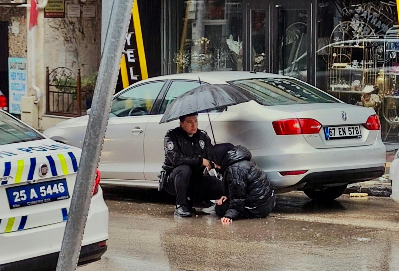 GÜNCELLEME - Erzurum'da polis, yaralanan yayanın başında "ıslanmasın" diye şemsiyeyle bekledi