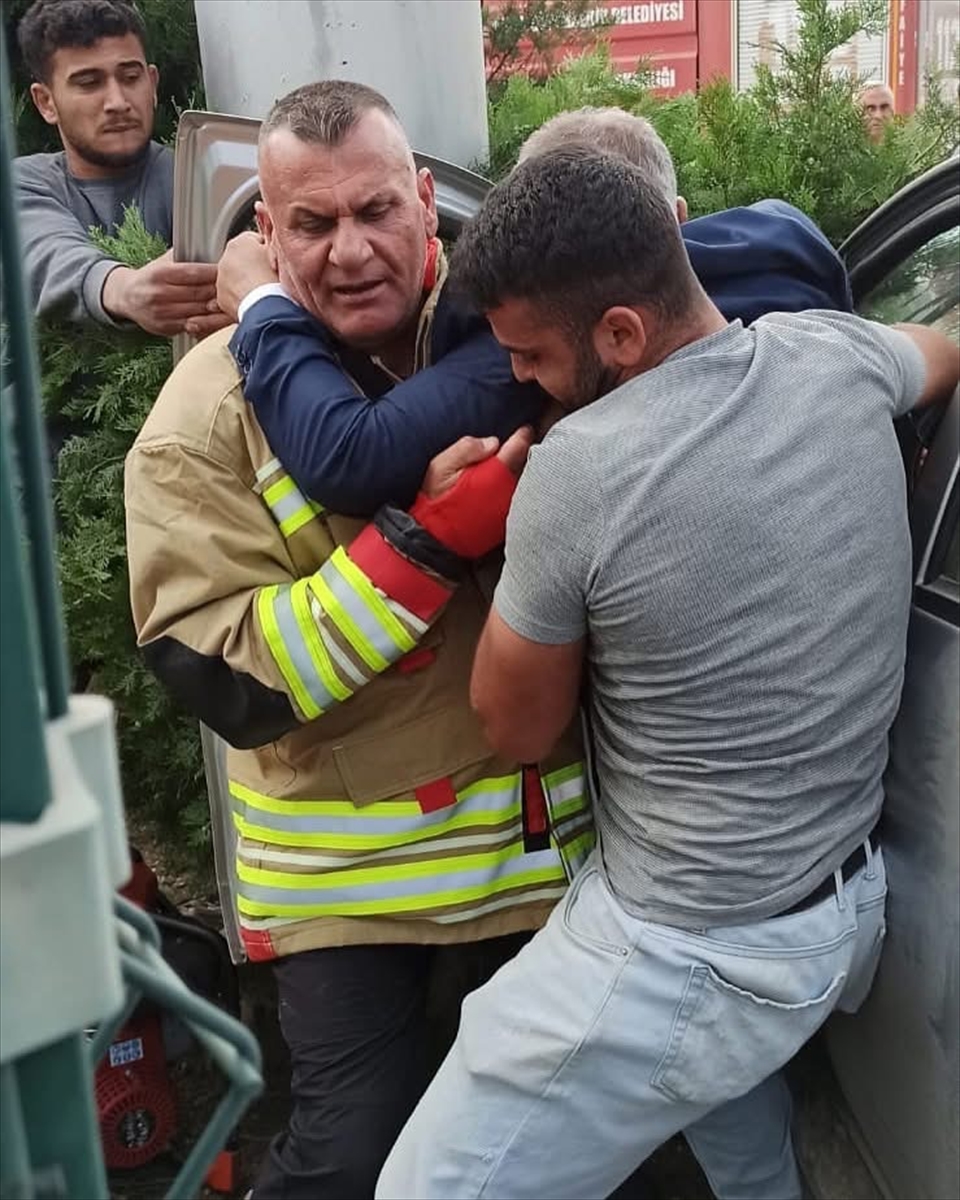 Hatay'da 2 otomobilin çarpıştığı kazada 2 kişi yaralandı