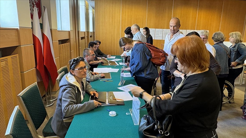 Polonya seçimi ideolojik referandum niteliğinde