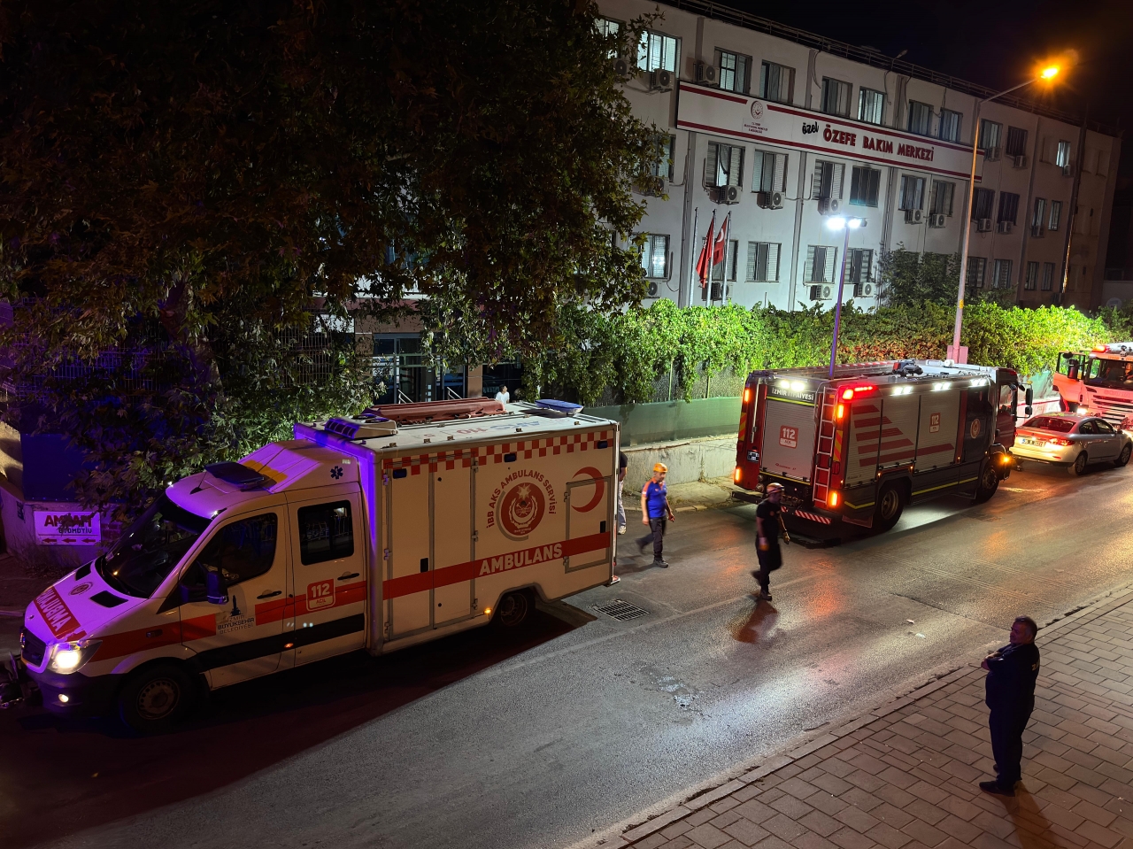 İzmir'de özel bakım merkezinde çıkan yangında 12 engelli dumandan etkilendi
