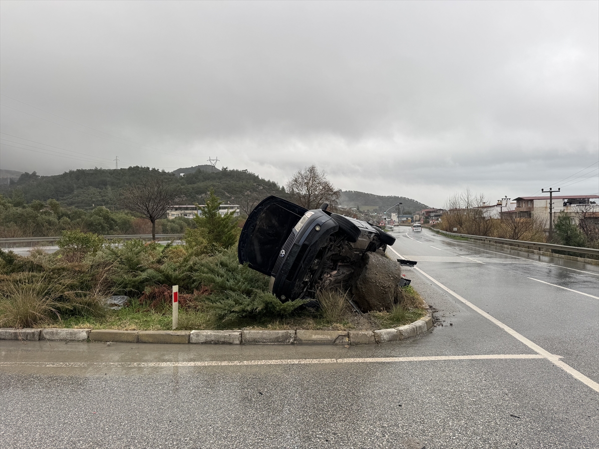 Aydın'da trafik ışığına çarpan otomobildeki 2 kişi yaralandı