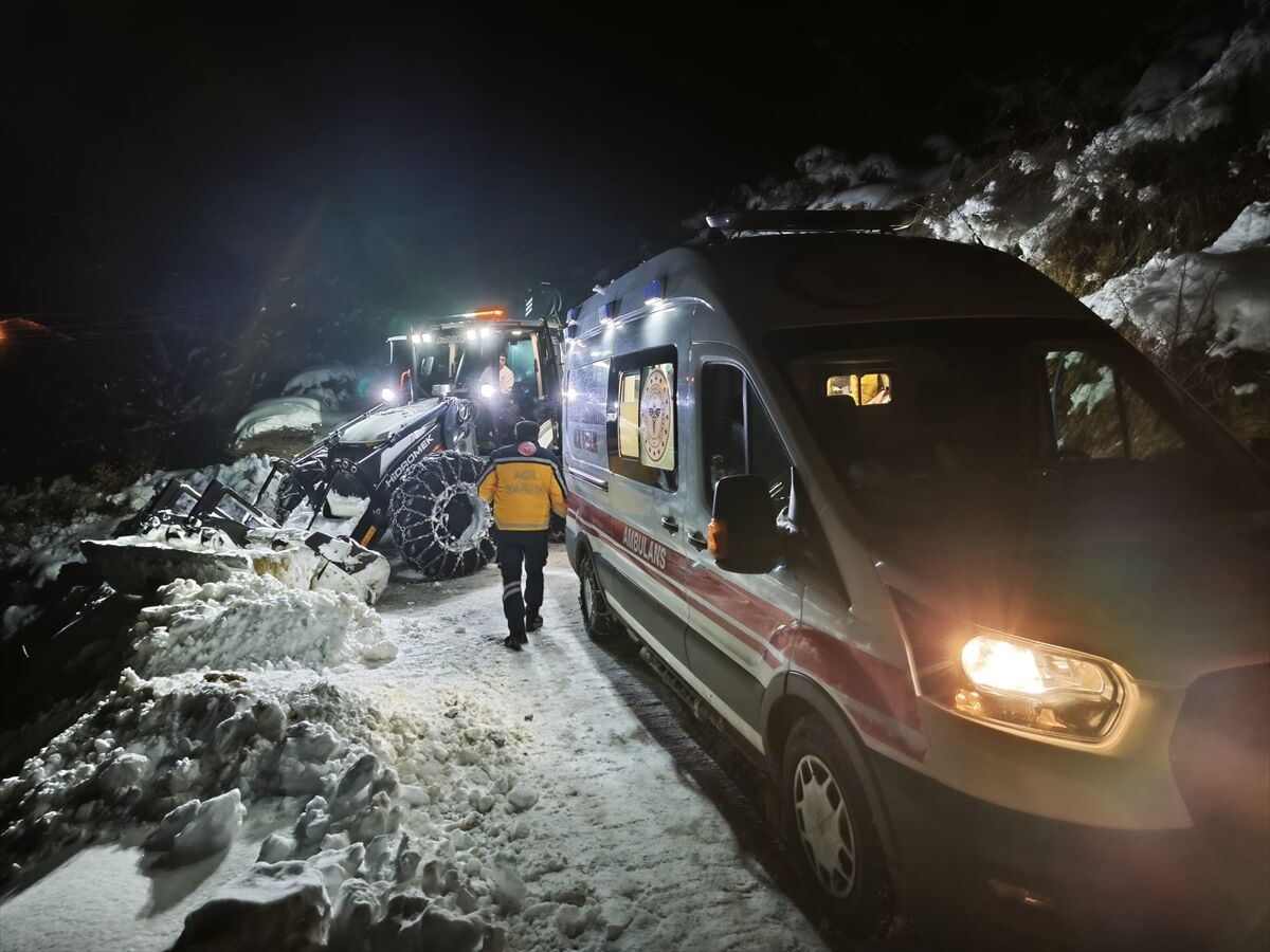 Batman'da yolu kapalı köydeki 80 yaşındaki hasta, ekiplerin yardımıyla hastaneye ulaştırıldı