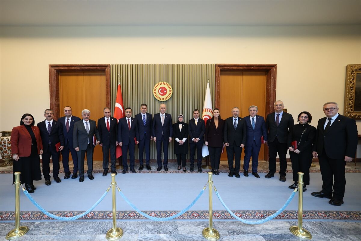 Bebek Ölümlerini ve Özel Sağlık Kuruluşlarını Araştırma Komisyonu, raporunu TBMM Başkanı Kurtulmuş'a sundu