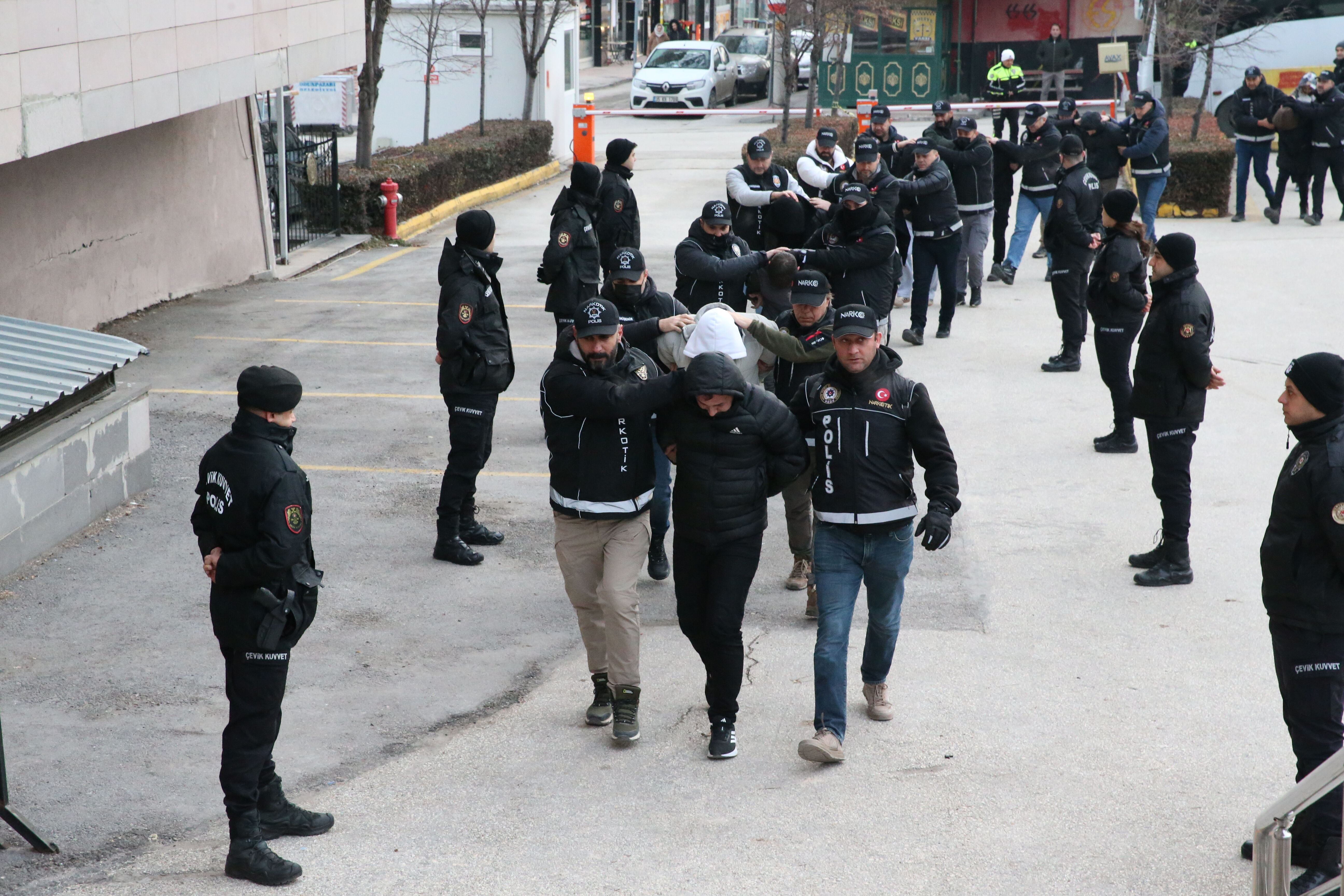 Eskişehir'de uyuşturucu operasyonunda yakalanan 7 şüpheli tutuklandı