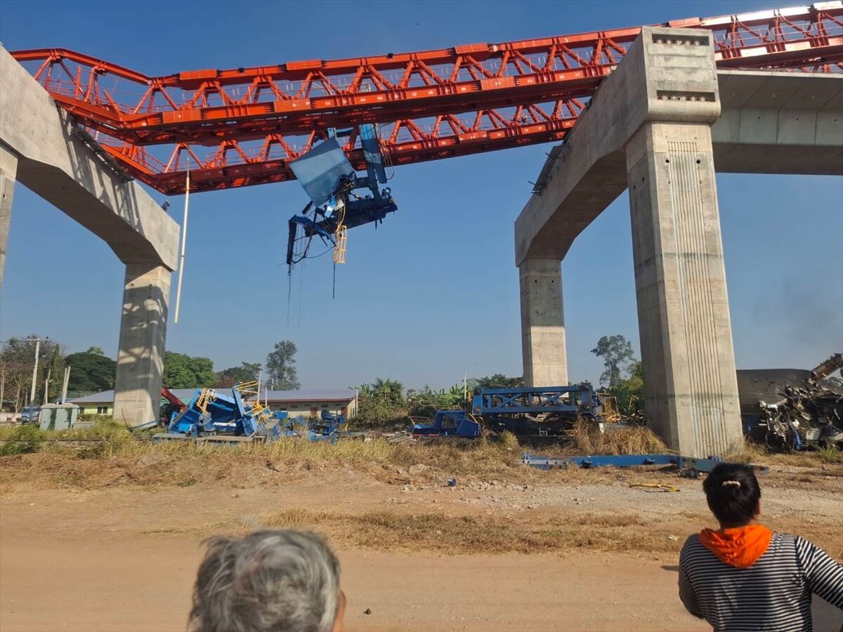 GÜNCELLEME 2 - Tayland'da üzerine inşaat vinci düşen trenin devrilmesi sonucu 32 kişi öldü, 64 kişi yaralandı