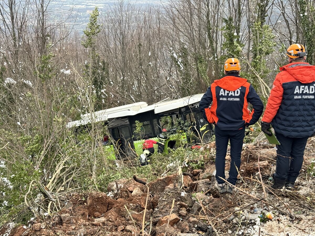 Kocaeli'de belediye otobüsü şarampole devrildi