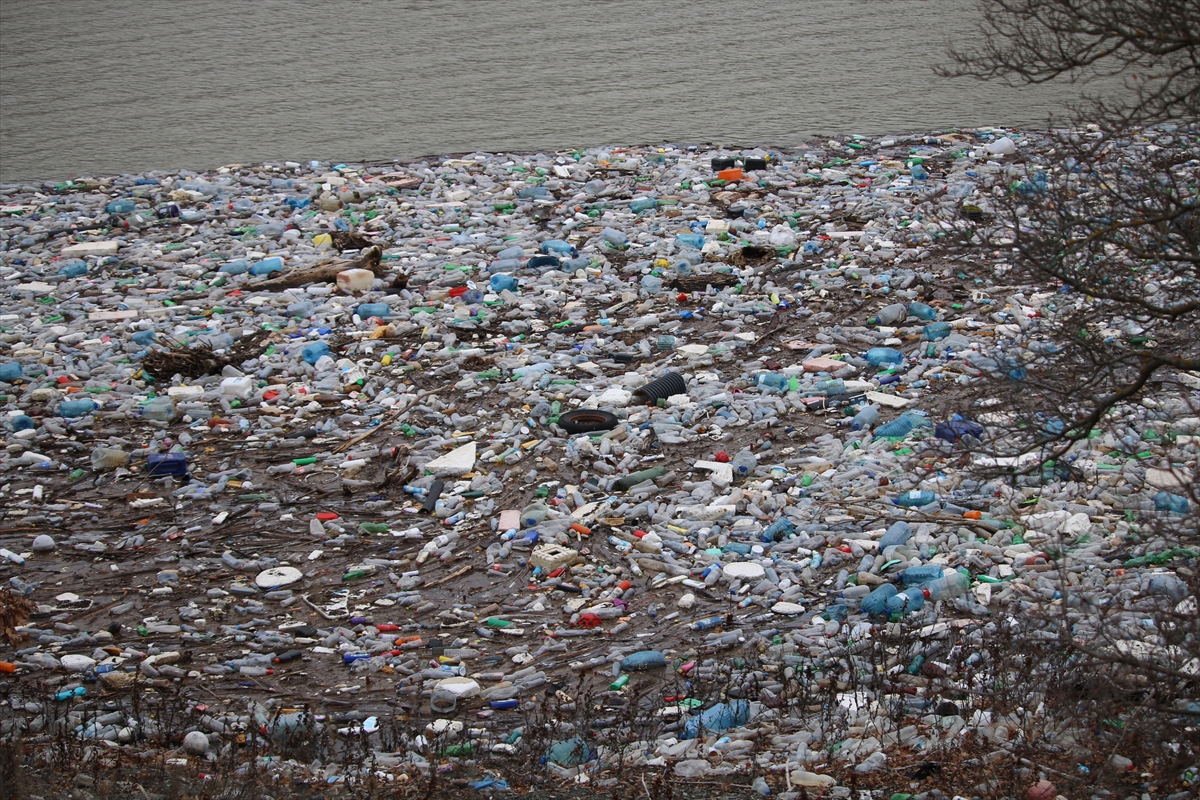 Kosova'da Badovc Baraj Gölü'nün yüzeyi çöp ve atıklarla kaplandı