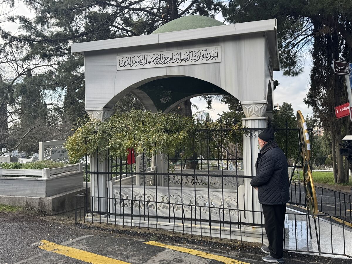 Sanatçı Safiye Ayla Targan, vefatının 28'inci yılında mezarı başında anıldı