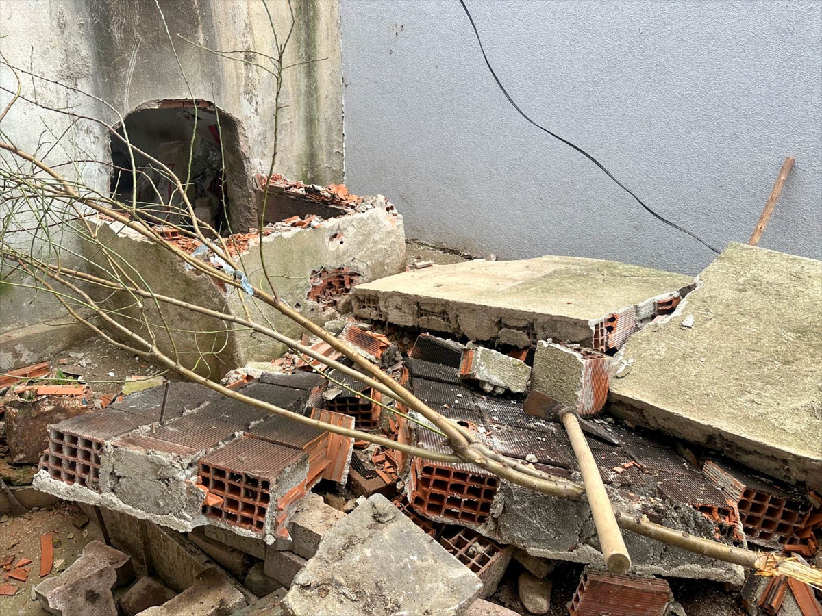 Uşak'ta duvarın altında kalan kişi yaralandı