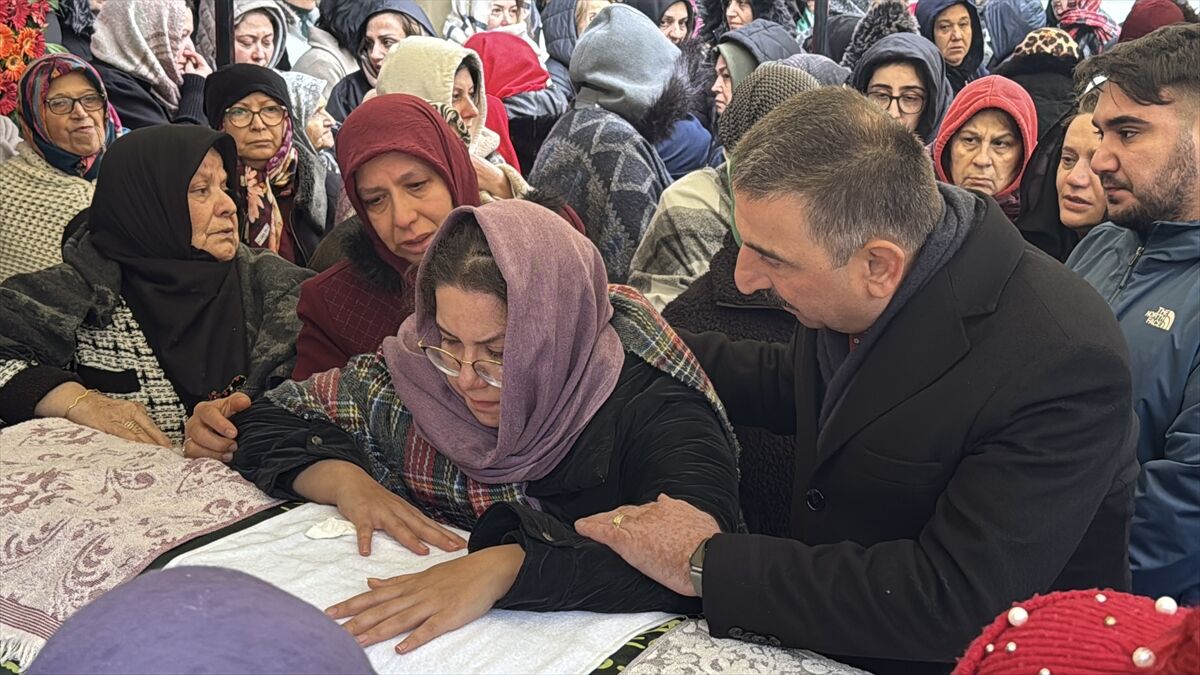 Zonguldak'ta nefes borusuna elma parçası kaçması sonucu ölen kadın defnedildi