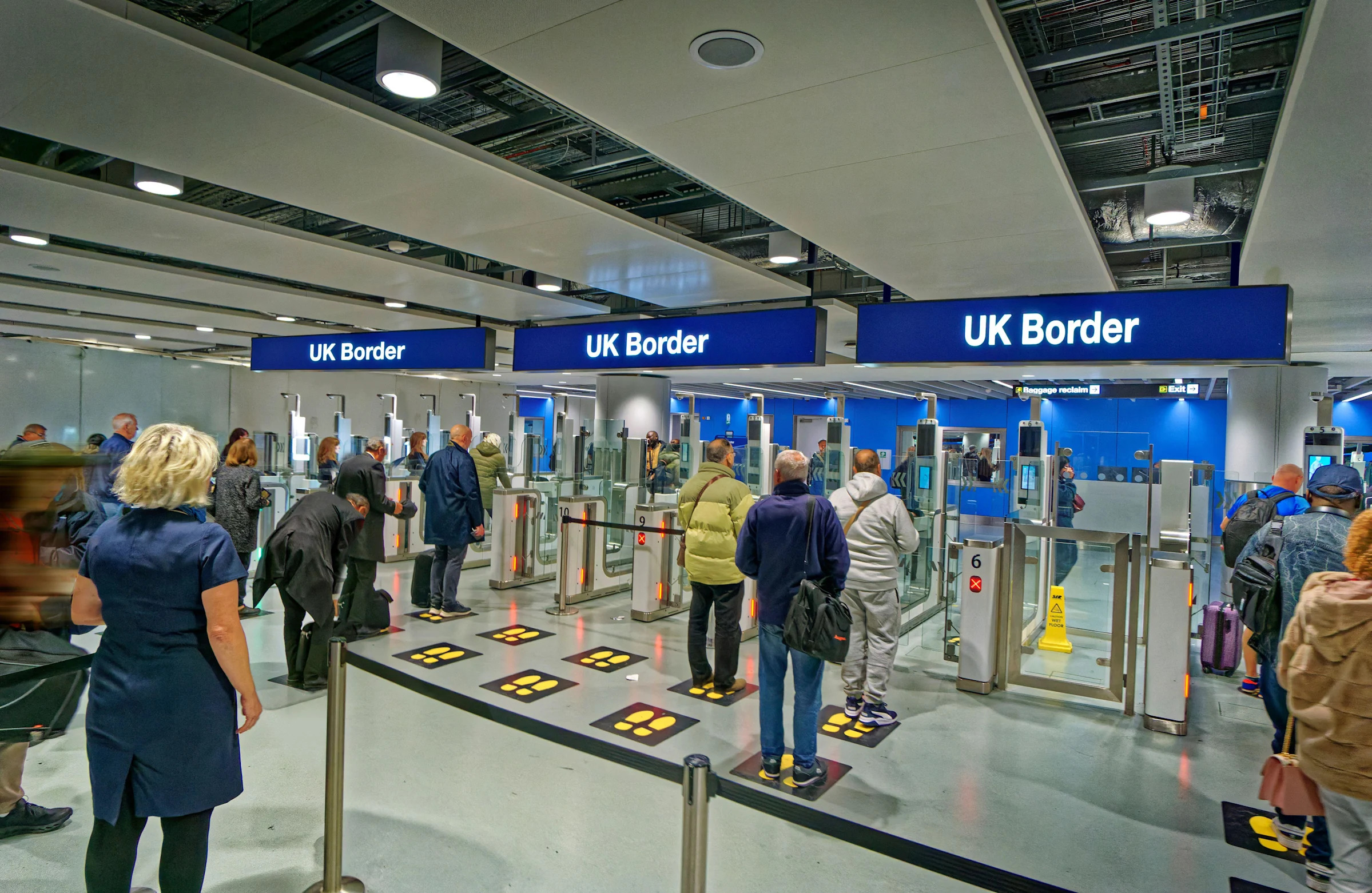 İngiltere’de çifte vatandaşlara yeni pasaport kuralı