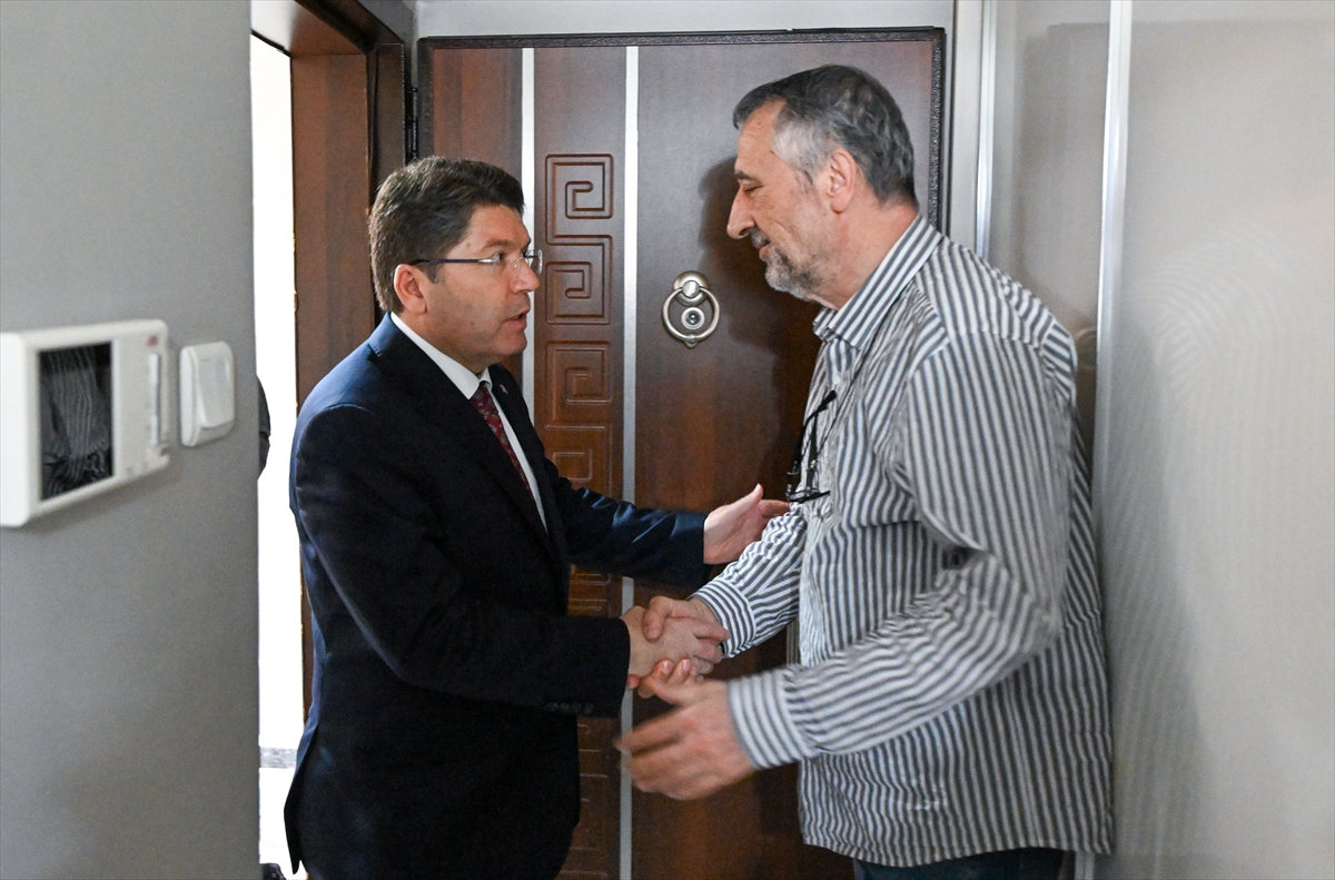 Adalet Bakanı Tunç, Güngören'de öldürülen Atlas Çağlayan'ın ailesini ziyaret etti