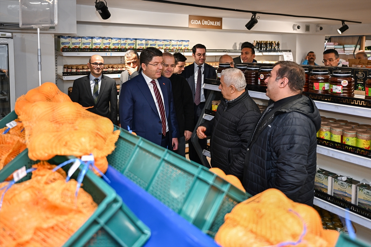 Adalet Bakanı Tunç, işyurtlarının Kızılay'daki satış mağazasında alışveriş yaptı
