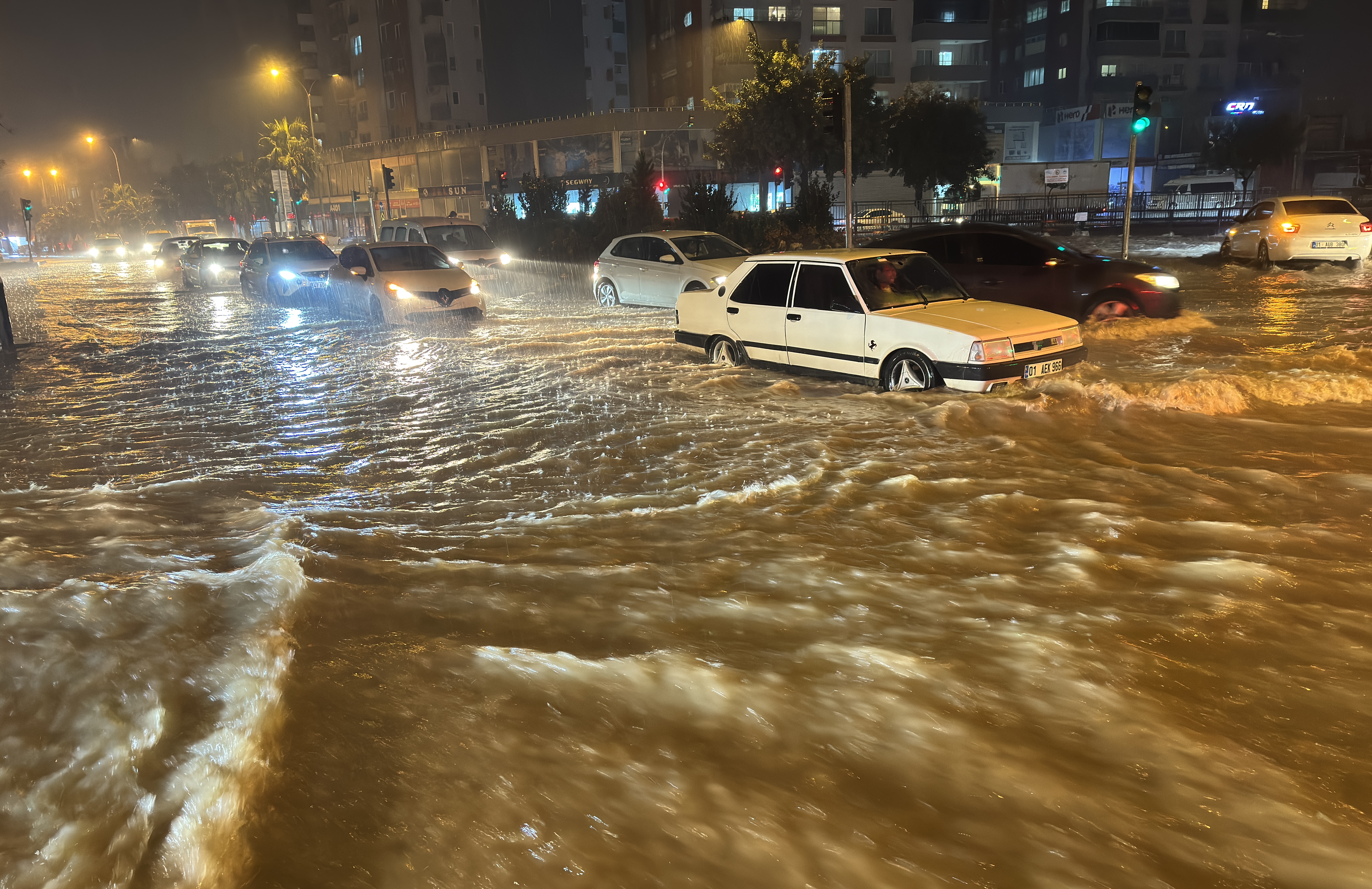 Adana'da sağanak hayatı olumsuz etkiledi